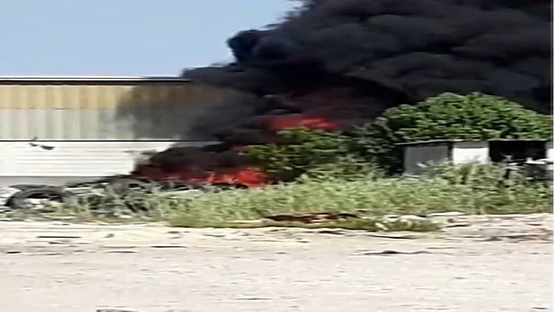 إخماد حريق اندلع في إطارات مستعملة بأرض فضاء بالدمام