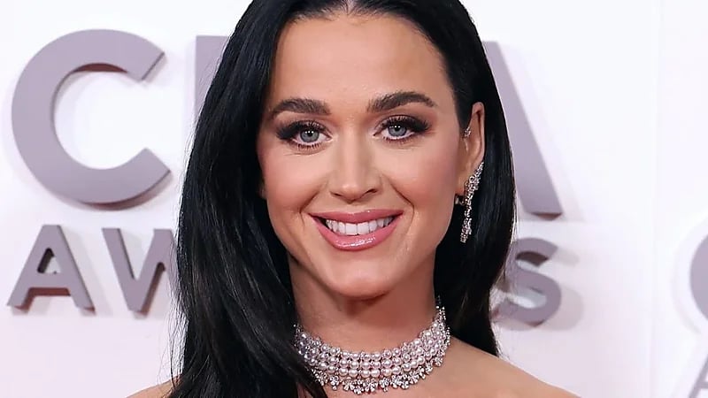 كايتي بيري تغني في الفضاء.. فيديو