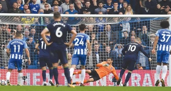 لاعب فريق برايتون يسجل الهدف الأول في 2018