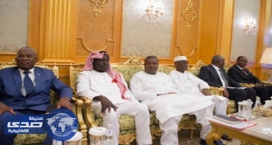 أحد أفراد وفد سيراليون يرتدي الشماغ السعودي