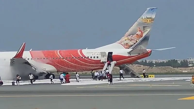 بالفيديو.. إجلاء طائرة هندية بعد انبعاث دخان منها بمطار مسقط