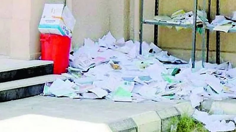 رمي وتمزيق الكتب المدرسية ظاهرة تثير الجدل..فيديو