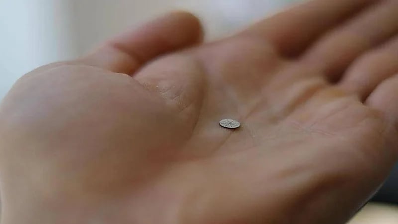 عدسات لاصقة لحل مشكلة ضعف السمع بقدرة فائقة