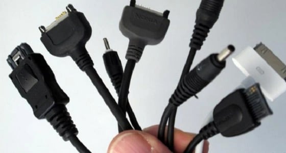 " المواصفات " : توقف عن استخدام شاحن الأجهزة الذكية في هذه الحالات