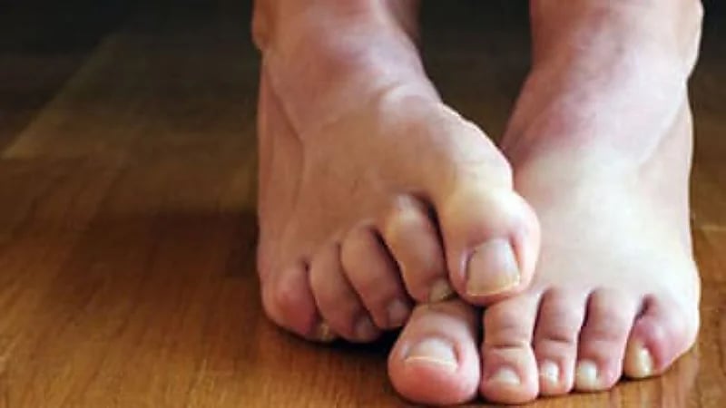 شاهد.. شخص يروي تفاصيل إصابته بجلطة بسبب المشي حافي القدمين على السيراميك