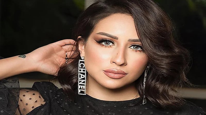 تعليق مثير من فرح الهادي على متابعة شبهتها بـ "الخدم"