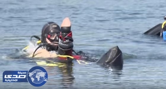 بالفيديو.. روسي يتحدى فقدان يديه وقدميه ويحترف الغوص