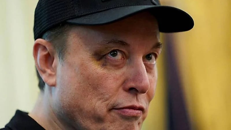 ماسك يكشف عن سبب ظهوره بعين سوداء