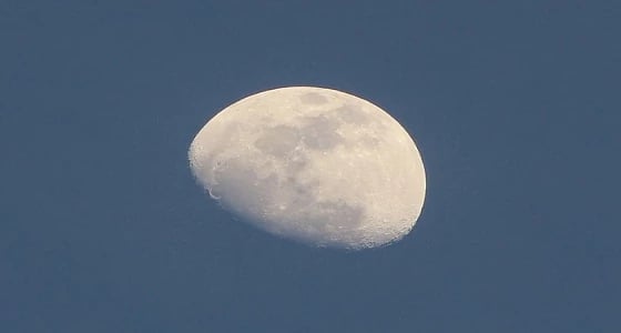 القمر الأحدب يزين سماء جدة