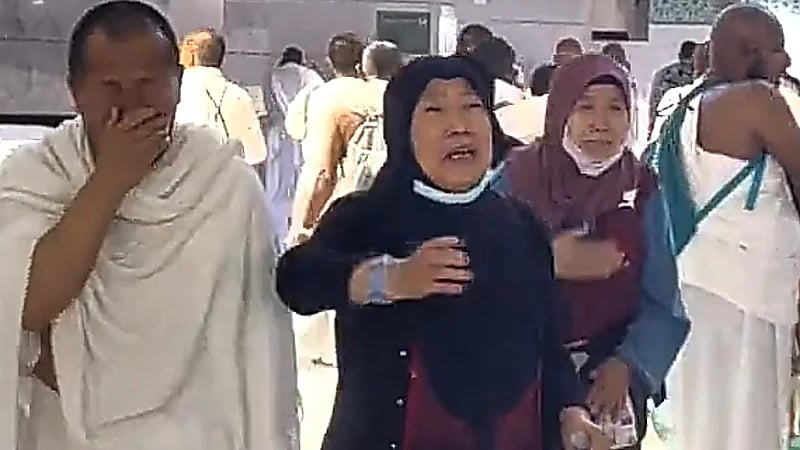 حجاج من اندونسيا يلقون التحية الأخيرة للكعبة .. فيديو
