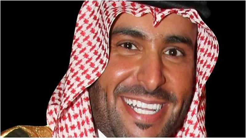 شاهد.. يزيد الراجحي يفاجئ جمهوره ويعلن عن خطوبته من العنود العامري 