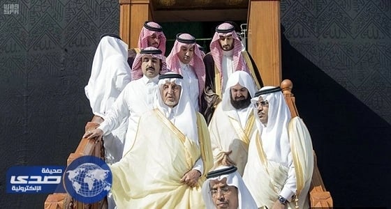 بالفيديو والصور.. أمير مكة يتشرف بغسل الكعبة المشرفة نيابة عن خادم الحرمين