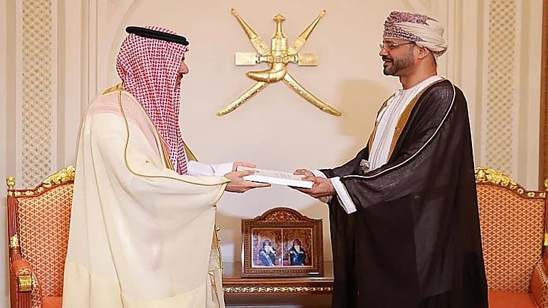 خادم الحرمين يبعث رسالة خطية لسلطان عُمان