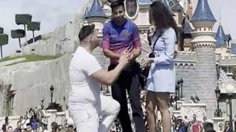 شاهد.. رجل يقتحم عرض زواج ويفسد الأجواء الرومانسية