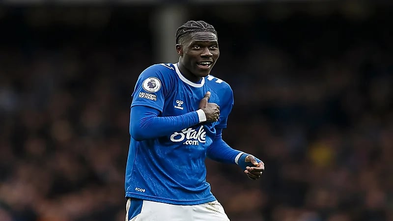 نجم إيفرتون يدخل دائرة اهتمامات أندية روشن في الميركاتو الصيفي