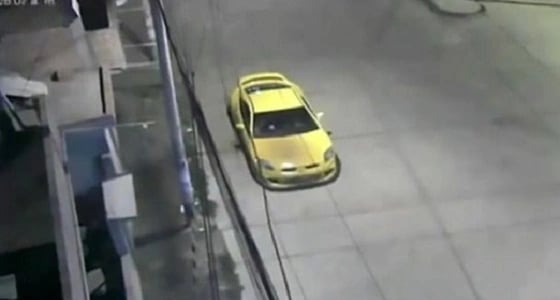 بالفيديو.. لحظة رصد شبح بالقرب من مجموعة شباب بالشارع