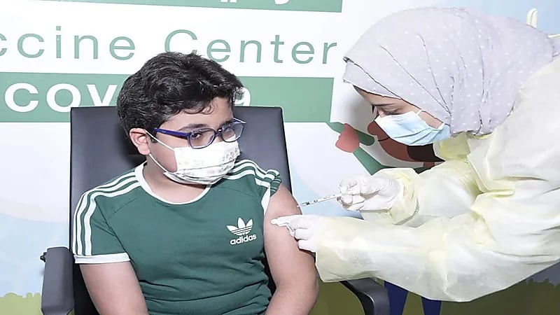 تعليق استشاري طب أسرة على تطعيم أول طفل في المملكة باللقاح