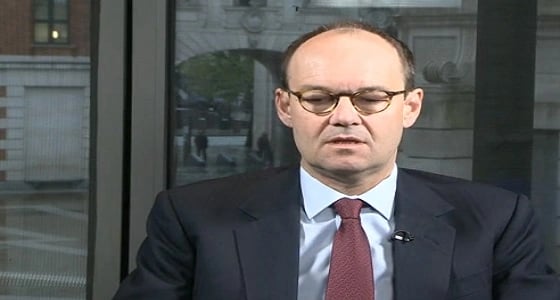 بالفيديو.. موقف محرج لمدير شركة خلال انتظاره مقابلة تليفزيونية