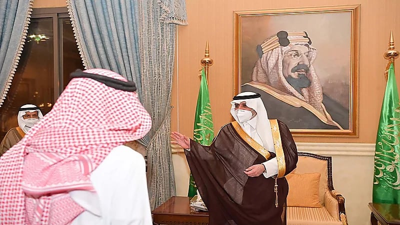 بالفيديو.. أمير تبوك يستقبل «العمراني» ويشيد بموقفه بعدما تنازل عن قاتل ابنه