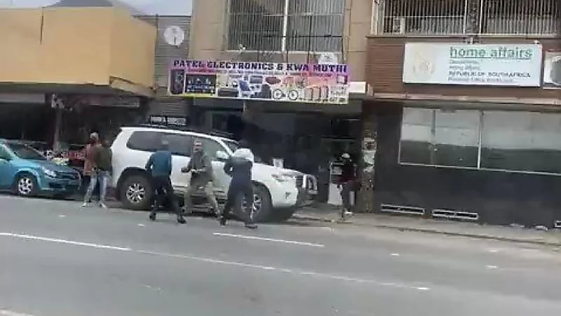 شاهد.. مقطع متداول لشخص يقاتل للدفاع عن عائلته بسلاح أبيض