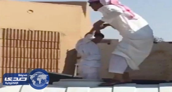 فيديو.. إنقاذ طفل من داخل خزان مياه في حائل