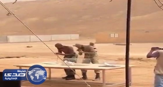 بالفيديو.. لحظة التهام جنود «الصاعقة» الثعابين