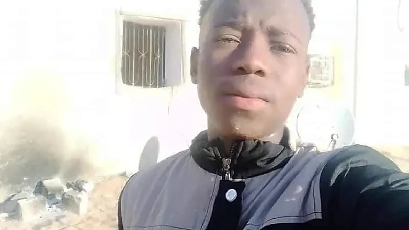 شاهد .. جلد وتعذيب لاجئ سوداني على يد مسلح في ليبيا