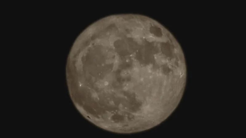 بالصور.. سفير الصين لدى المملكة يوثق مجموعة صور للقمر العملاق في سماء الرياض