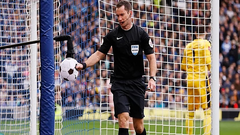 مؤشرات إيجابية لتثبيت "كاميرا" بملابس الحكام