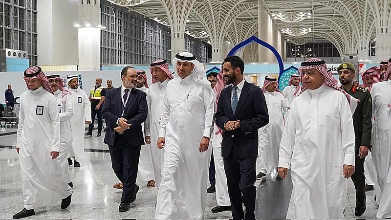 وزير النقل يتفقد مطار المدينة ويتابع سير الأعمال والخطط التشغيلية .. صور