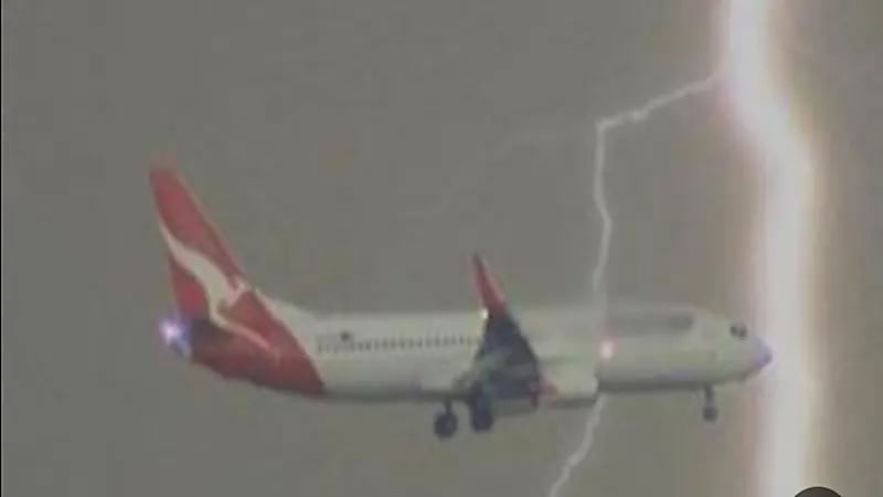 شاهد.. صاعقة تضرب طائرة خلال هبوطها في مطار أنطاليا
