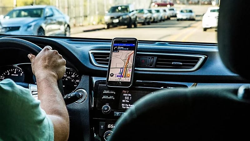 بغرض إثارتها .. سائق "أوبر" يعرض صوراً مخلة على راكبة بمصر