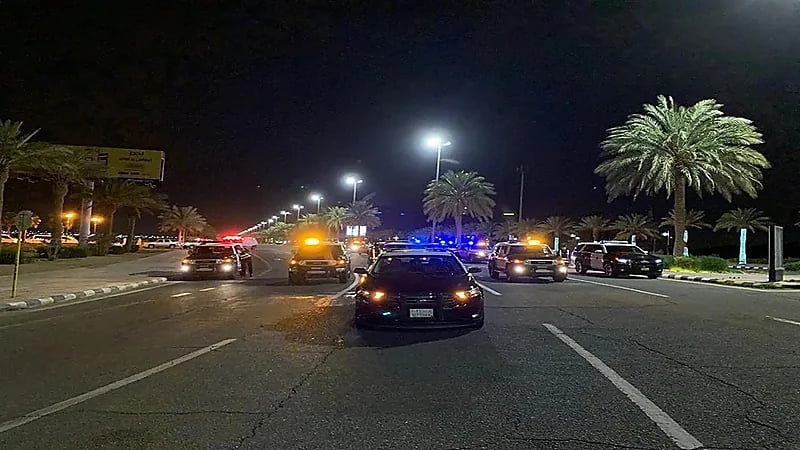 الإطاحة بمواطن و4 مقيمين ضربوا شخصًا وسرقوا جواله بالرياض