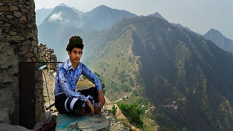 باحث يكشف سر وضع الزهور على رؤوس رجال "خولان"