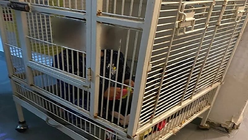 مشهد صادم لرضيع في قفص حديدي