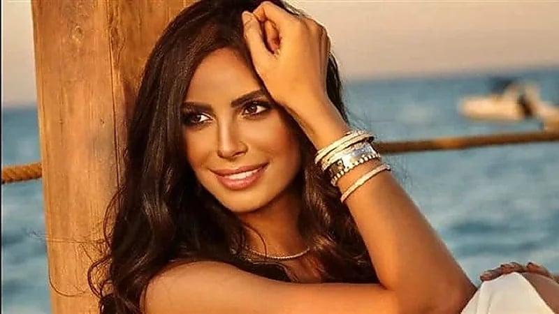 شاهد.. إطلالة جذابة للفنانة آمال ماهر على البحر