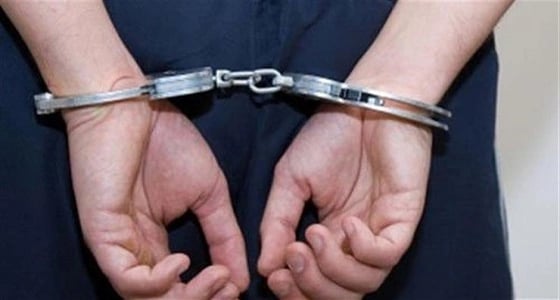 الإطاحة بـ 3 أشخاص يروجون المخدرات عبر مواقع التواصل