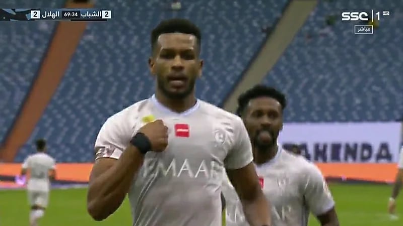 شاهد.. علي البليهي يستفز "شراحيلي" خلال احتفاله بهدف للهلال