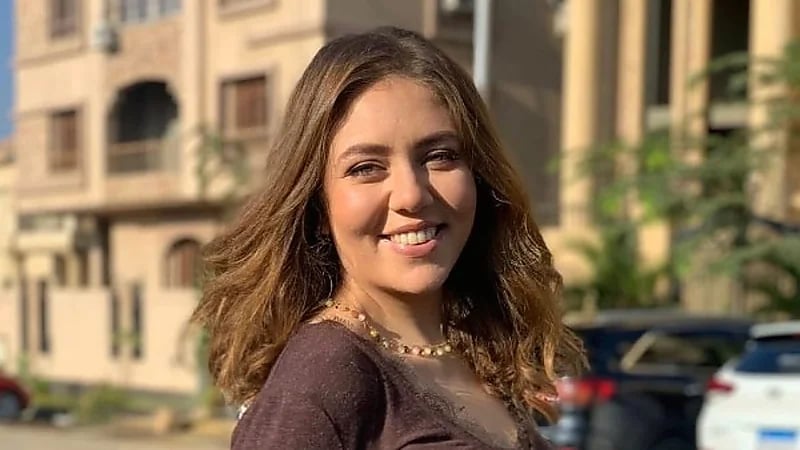 فنانة مصرية تفقد شعرها بعد تعرضها لحقن طبي دون موافقتها .. فيديو وصور