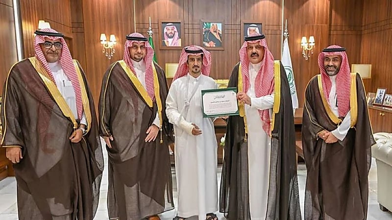 أمير حائل يكرم معلم لشجاعته في إنقاذ مدرسة من حريق