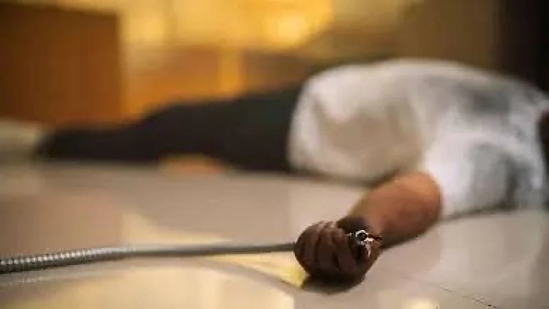 ضغوط نفسية ومهنية تدفع معلّمًا إلى الانتحار