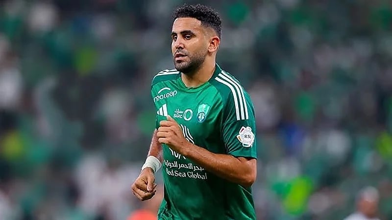 محرز يؤدي صلاة التراويح في المسجد النبوي .. فيديو