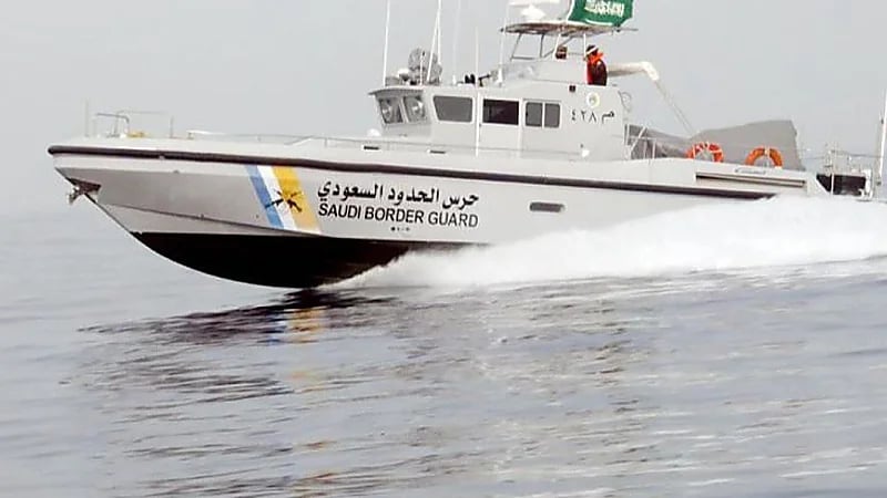 حرس الحدود ينقذ مقيمين تعطلت واسطتهما البحرية في عرض البحر