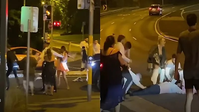 بالفيديو.. شجار عنيف في حفل زفاف وسقوط العريس أرضًا