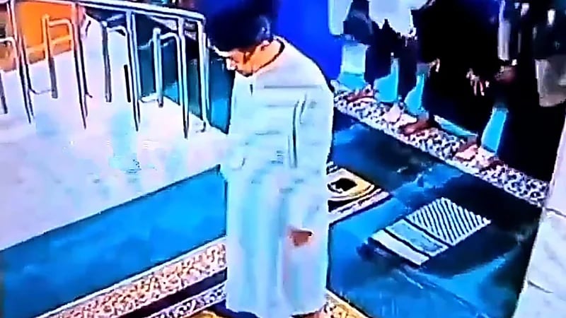 إمام مسجد يلقى ربه ساجدًا أثناء صلاة الفجر.. فيديو