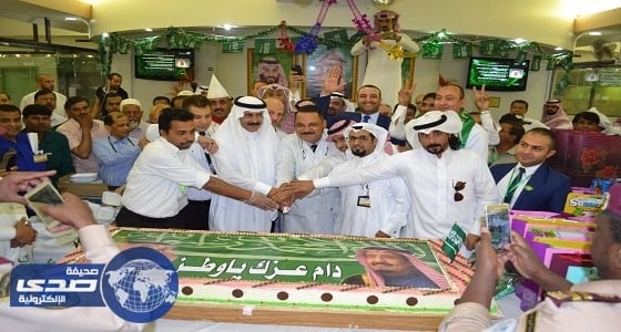 بالصور.. " ألماني عسير " يوزع الهدايا على المراجعين بمناسبة اليوم الوطني