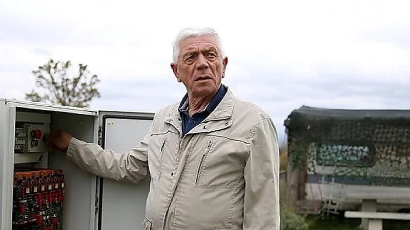 بالفيديو.. رجل يشيد بيتًا متحركًا لزوجته حتى لا تمل