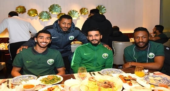 بالصور.. حفل عشاء بالصين وسفير المملكة يطمئن على الأخضر