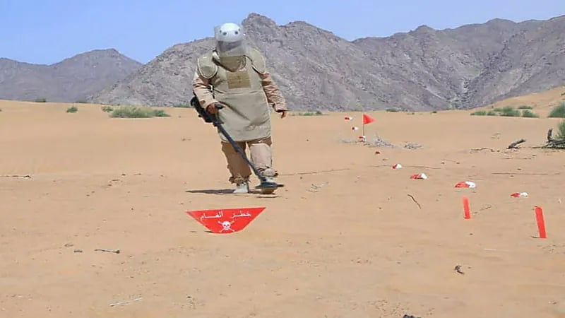 شاهد.. تفكيك ألغام حوثية في مديرية حيس اليمنية