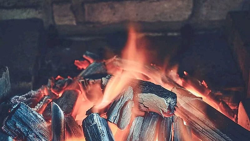 لتجنب الحوادث.. الدفاع المدني يوضح طريقة التعامل الأمثل مع الفحم والحطب